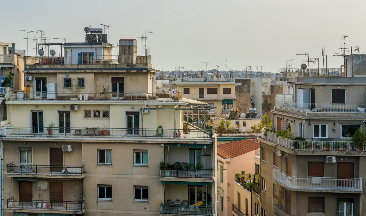 Απαγόρευση Airbnb Αθήνα 2026: πουλάτε, μισθώνετε μακροχρόνια ή περιμένετε;